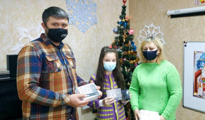 Роман Власенко вручив вихованці районого центру комплексної реабілітації «Лелека» новий слуховий апарат Роман Власенко вручив вихованці районого центру комплексної реабілітації «Лелека» новий слуховий апарат
