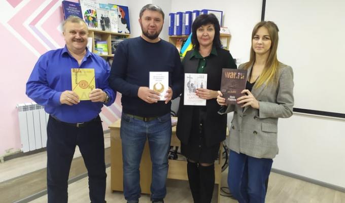 До Дня Гідності і Свободи: бібліотечні заклади прифронтової зони та військові отримали літературу про сучасні події в Україні До Дня Гідності і Свободи: бібліотечні заклади прифронтової зони та військові отримали літературу про сучасні події в Україні