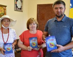 Роман Власенко вручив книги «Земля Попаснянська» центральній районній бібліотечній системі