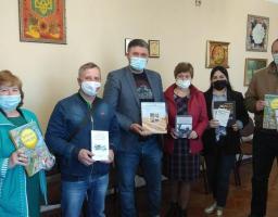Луганський обласний  осередок  ГО «Українська ініціатива» передав партію сучасної української літератури для бібліотек району 
