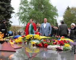 Урочистий мітинг, покладання гірлянди Слави – у Кремінній пройшли урочистості з нагоди відзначення Дня перемоги над нацизмом у Другій світовій війні
