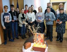 Для учнів ЗОШ №21 Попаснянською ЦБС з нагоди Дня вшанування пам'яті жертв Голодомору проведено вечір-реквієм