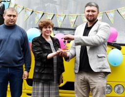 Гірській багатопрофільній гімназії передали новий шкільний автобус