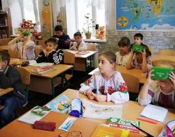 Вихованці будинку дитячої та юнацької творчості протестували тревел-бокси «Луганщина. МОЯ»