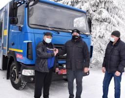 Роман Власенко передав ключі від спеціалізованого автомобіля для проведення ремонтних робіт на мережах водопостачання і водовідведення.