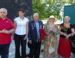 До дня скорботи і вшанування пам’яті жертв війни в Україні в попаснянському районі відбулося покладання квітів до загиблим воїнам