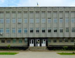 Фасад Попаснянської районної дитячої школи мистецтв було оздоблено новими яскравими банерами 