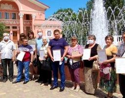 Напередодні Дня Конституції України внутрішньо перемішеним особам вручили ключі від 10 квартир у місті Золоте Попаснянського району
