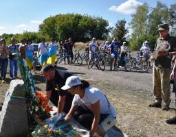 На Попаснянщині вшанували пам'ять загиблих захисників України велопробігом та мітингом біля пам’ятного знаку Героям АТО/ООС