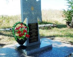 До памятних знаків загиблим воїнам АТО/ООС районним та міським керівництвом було покладено квіти