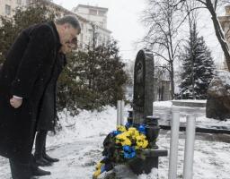 Президент разом з дружиною вшанували пам’ять загиблих під час Революції Гідності Сергія Нігояна та Михайла Жизневського