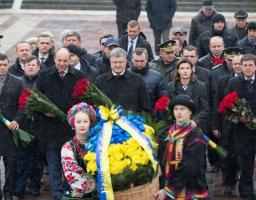 Президент разом з дружиною взяв участь у церемонії покладання квітів до пам’ятників Тарасу Шевченку і Михайлу Грушевському