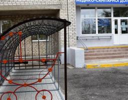 Біля районної лікарні первинної ланки встановили парковку для дитячих візочків