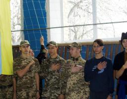 У Комишувасі провели військово-патріотичний тренінг «Готовий служити народу України» для учнів 8-10 класів загальноосвітніх закладів Попаснянського району.