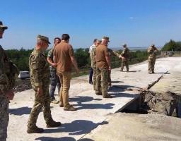 Сергій Наєв перевірив хід робіт на мості, що веде на Бахмут