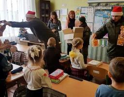  В рамках всеукраїнської акції “Гвардійська родина, тобі Україно!” військовослужбовці відвідали загальноосвітні заклади Попаснянського району.