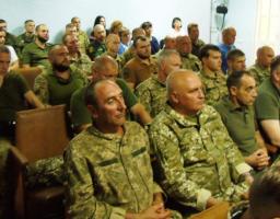 В Попаснянській міській раді привітали військовослужбовців визволявших місто 2014 року.