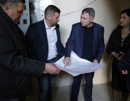 Будинок для переселенців у Рубіжному – на завершальній стадії будівництва: Юрій Гарбуз провів виїзну нараду на об’єкті