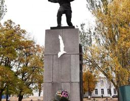 На Попаснянщині відзначили День визволення України від нацистських загарбників покладанням квітів