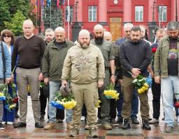 Керівники військових адміністрацій та представники правоохоронних органів Луганської області поклали квіти до пам’ятнику видатному українцю Тарасу Шевченку у Києві