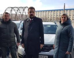 Голові Попаснянського району Сергію Шакуну урочисто вручили ключі від медичного автомобілю