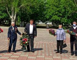 Голова Попаснянської райдержадміністрації Роман Власенко вшанував пам’ять загиблих у Другій світовій війні покладанням квітів