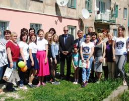 В Гірському висадили алею троянд
