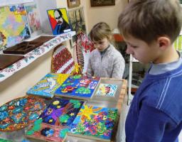 Учні молодших класів відвідали виставку художніх робіт