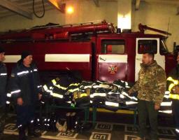 Волонтери передали бойові комплекти Попаснянському міськрайоному відділу Головного управління Державної служби надзвичайних ситуацій
