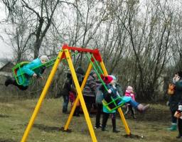 В Комишувасі відкрито дитячий майданчик