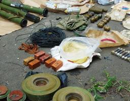 В Попасній знайшли схованку бойовиків.