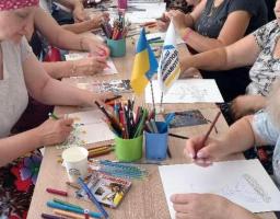 У Чернівецькому хабі для жінок - ВПО проведена арт терапевтична зустріч "Дерево опори"