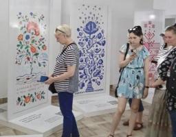Працівники Чернівецького хабу та ВПО з Луганщини відвідали виставку "Вишиті болем"