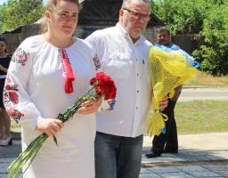 «Бо у нас одна земля – Україна – мати!»: у Кремінній пройшов урочистий захід до 25 – ї річниці прийняття Основного Закону