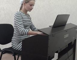 Вихованці районної школи мистецтв привітали підопічних соціального центру зі святом