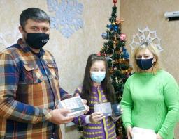 Роман Власенко вручив вихованці районого центру комплексної реабілітації «Лелека» новий слуховий апарат