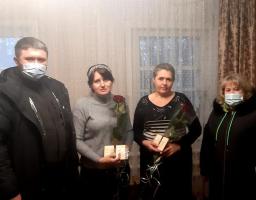 Двом попаснянкам присвоїли почесне звання «Мати-героїня»