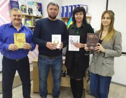 До Дня Гідності і Свободи: бібліотечні заклади прифронтової зони та військові отримали літературу про сучасні події в Україні